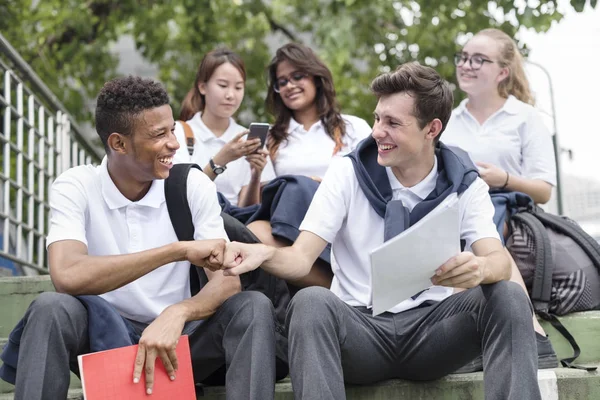 Diverse studenten in College Uniform — Stockfoto