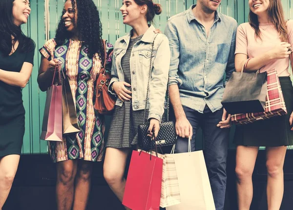Gente feliz con bolsas de compras — Foto de Stock