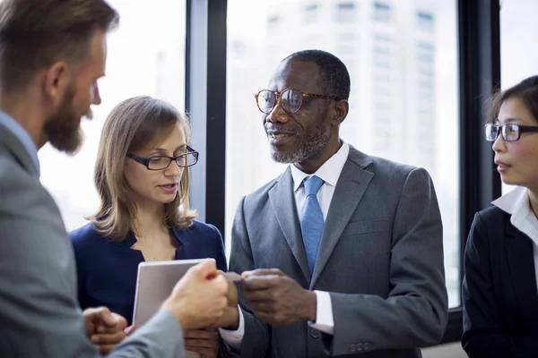 Geschäftsleute, die im Büro arbeiten — Stockfoto