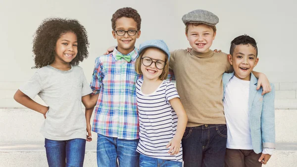 Lindos niños juegan juntos — Foto de Stock