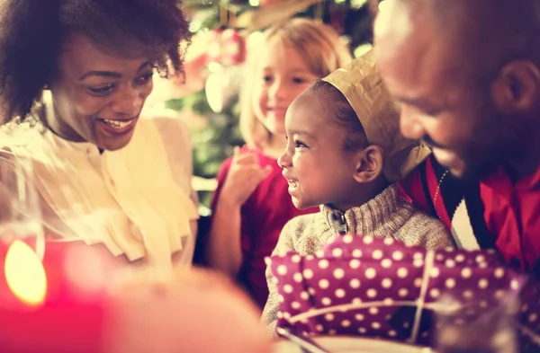 Famille à table avec un dîner festif — Photo