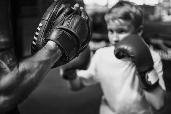 Jongen boksen in sportschool — Stockfoto
