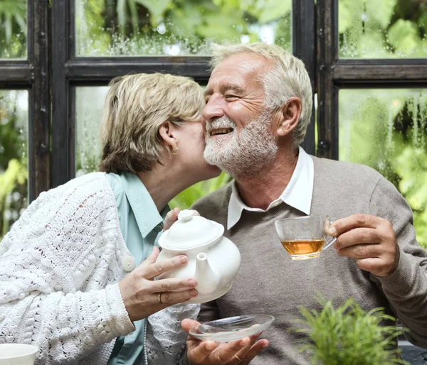 бабка пьет пиво. чаепитие для пожилых людей. чаепитие в саду. пьющие бабушка и дедушка. пьющие бабушка и дедушка.