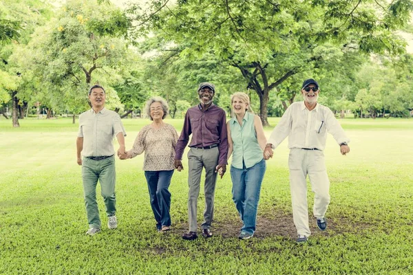 Diversi amici anziani Ootdoors — Foto Stock