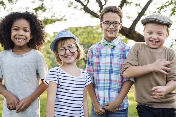 Kinderen spelen in het park — Stockfoto