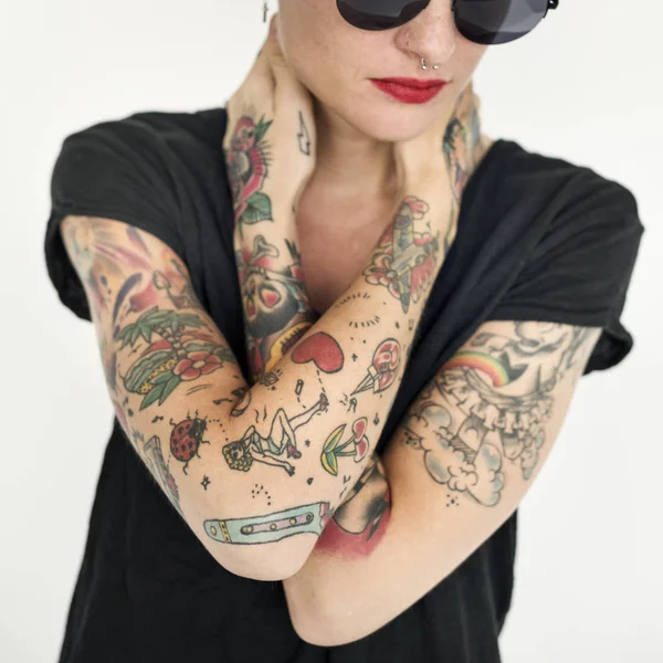 Mulher com tatuagens posando em estúdio — Fotografia de Stock