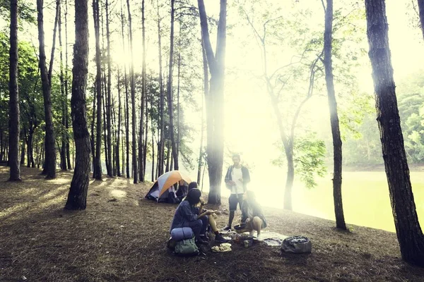 Giovani amici viaggiatori nella foresta — Foto Stock