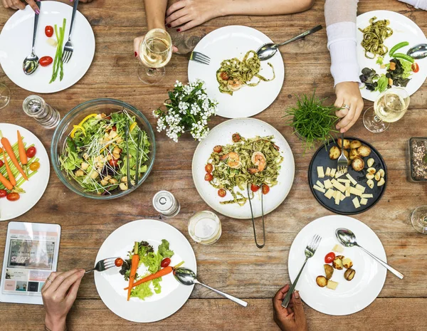 Kadın yemek yerken — Stok fotoğraf