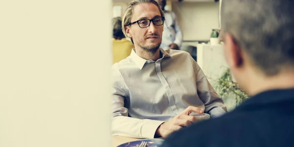 People at Coffee Shop Talking — Stock Photo, Image