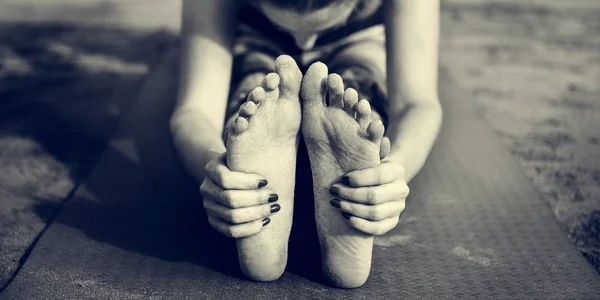 Mulher fazendo Yoga e alongamento exercício — Fotografia de Stock