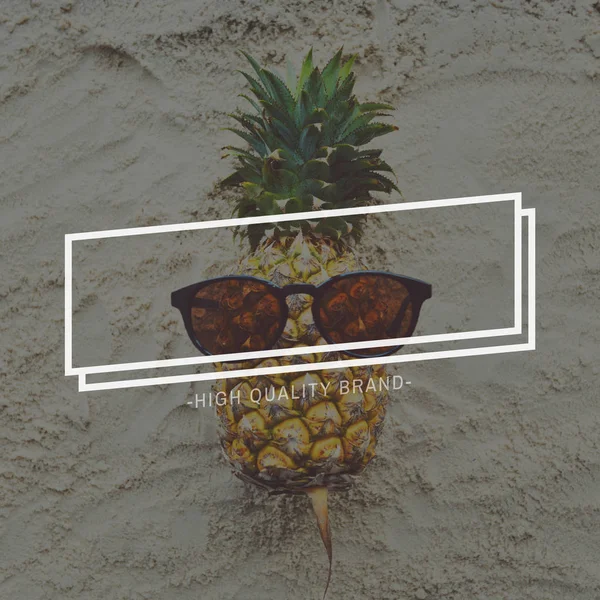 Legrační ananas na písku — Stock fotografie