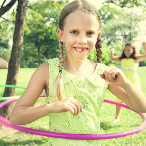 Hildren play with hula hoops — Stock Photo, Image