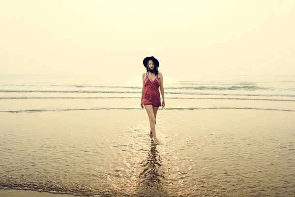 Belle femme sur la plage — Photo