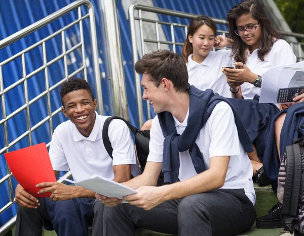 Diverse studenten in College Uniform — Stockfoto