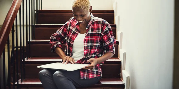 Afrikanerin benutzt Laptop — Stockfoto