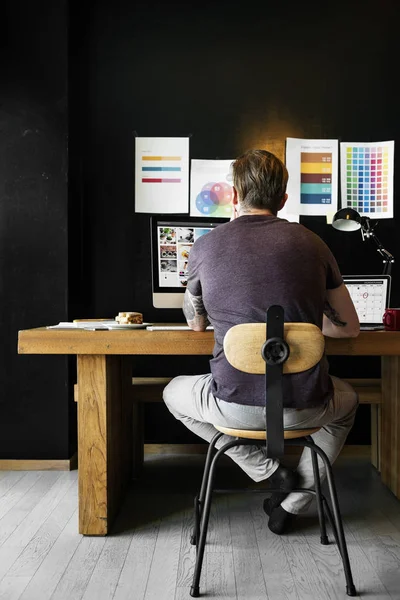 Man werkt op de computer — Stockfoto