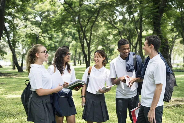 Studenten in Uniform — Stockfoto