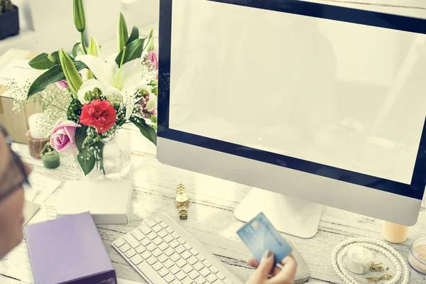 Mulher trabalhando com computador — Fotografia de Stock