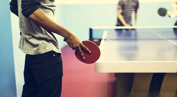 Vrienden spelen pingpong — Stockfoto