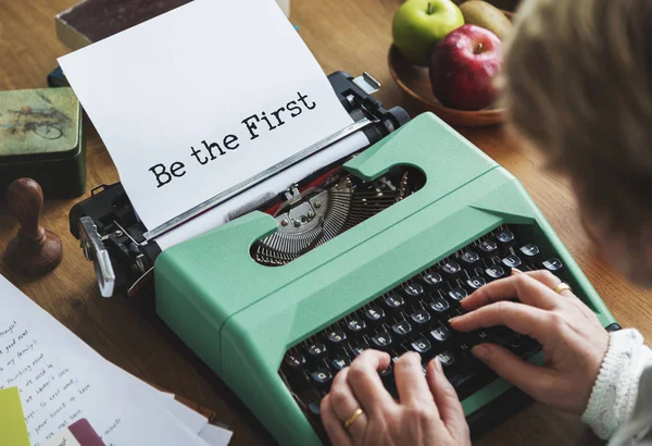 Journaliste femme dactylographier sur machine à écrire — Photo