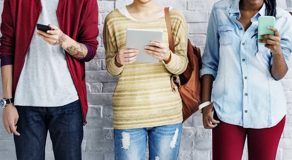 Diversidad Estudiantes usando dispositivos digitales — Foto de Stock