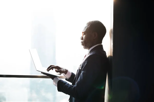 Homem de negócios usando laptop — Fotografia de Stock