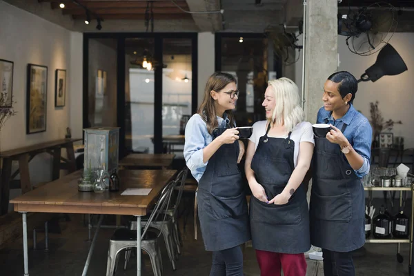 Mulheres barista em aventais — Fotografia de Stock
