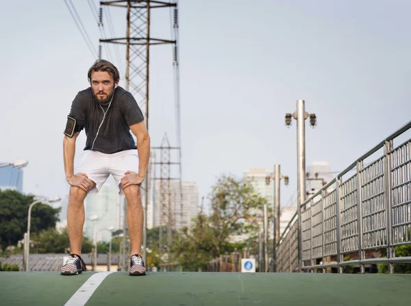 Esportivo homem alongamento na rua — Fotografia de Stock