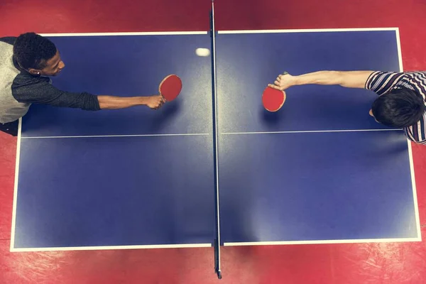 Amici che giocano a ping pong — Foto Stock