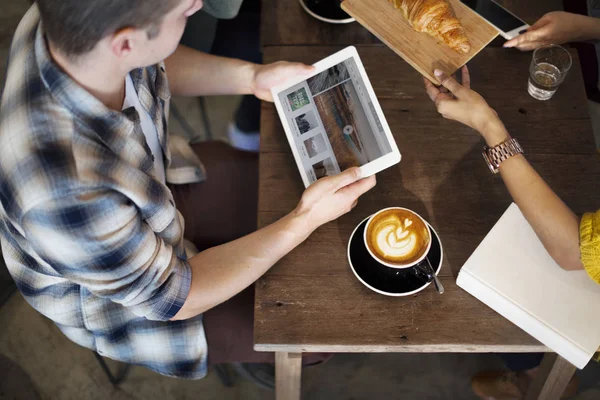 タブレットを使用してコーヒー ショップで友人 — ストック写真