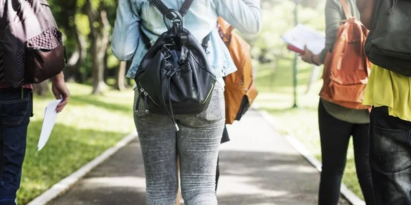 Los estudiantes van a la universidad al otro lado del parque — Foto de Stock