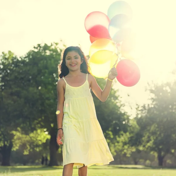 Kız balonlarla oynuyor. — Stok fotoğraf