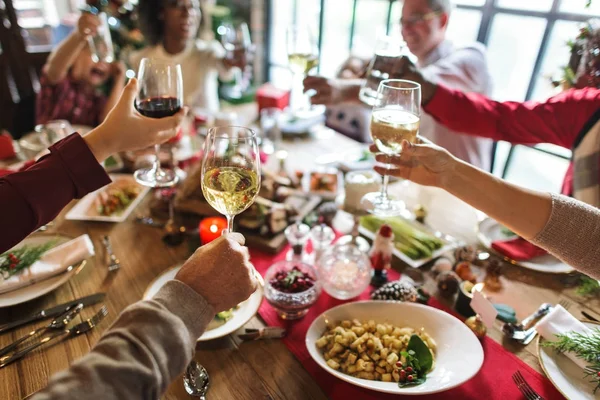 Familjen vid bordet med en festlig middag — Stockfoto
