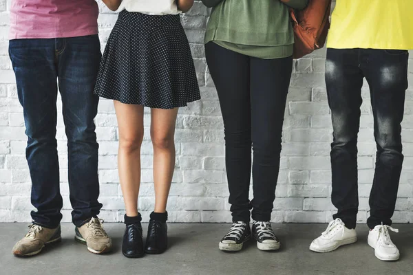 Étudiants jambes et connaissances Concept — Photo