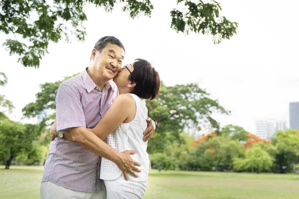 Casal passar o tempo no parque — Fotografia de Stock