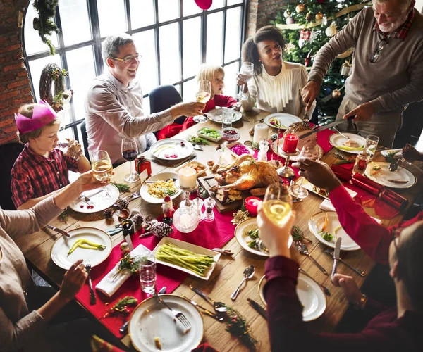 Família à mesa com um jantar festivo — Fotografia de Stock