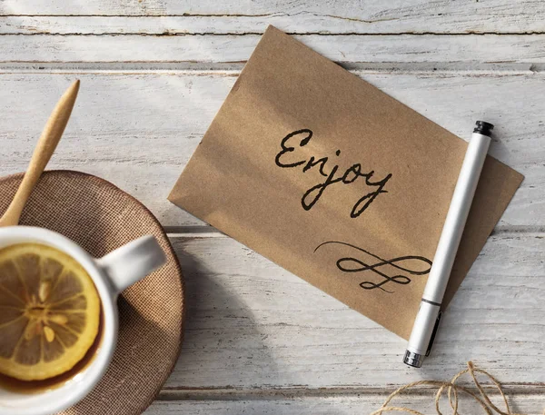 Xícara de chá e cartão postal — Fotografia de Stock