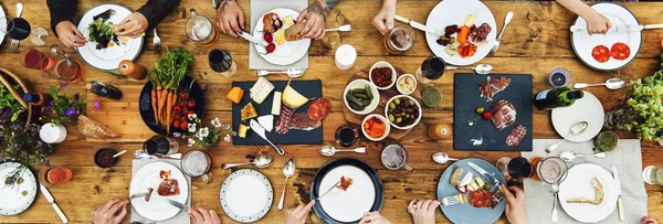 Persoon Dining aan houten tafel — Stockfoto