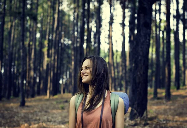 Female traveler in forest — Stock Photo, Image