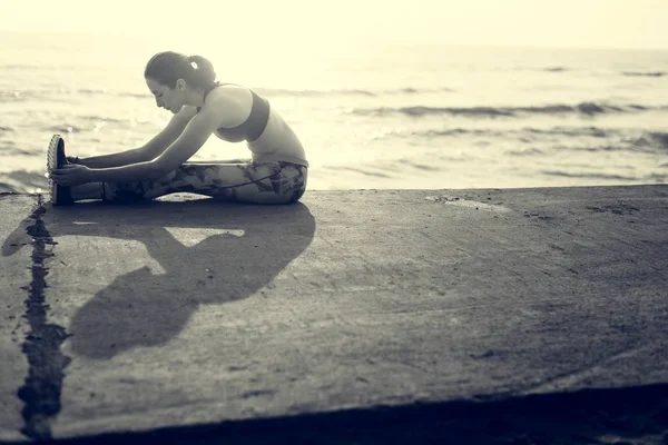 Mujer haciendo Yoga y ejercicio de estiramiento — Foto de Stock