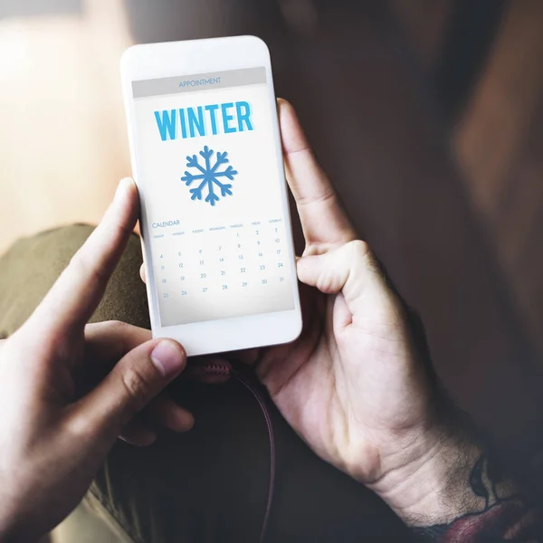 Person, die ihr Mobiltelefon hält und surft — Stockfoto