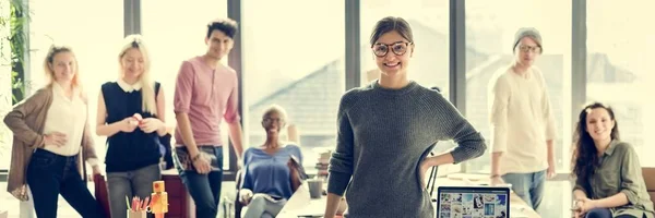 Hipster arbeiten im modernen Büro — Stockfoto