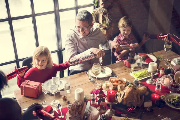 Família à mesa com um jantar festivo — Fotografia de Stock