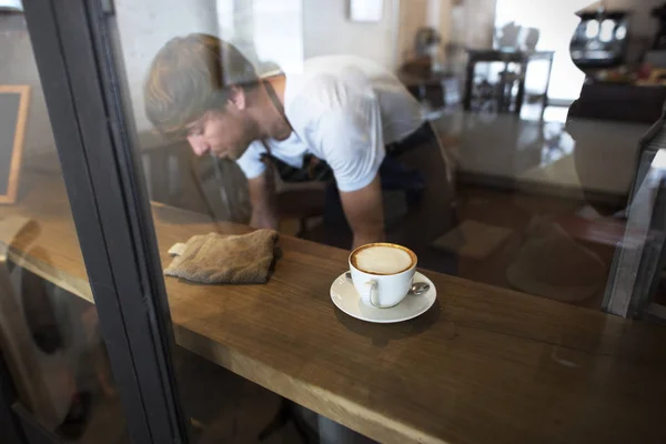 Barista en cafetería —  Fotos de Stock