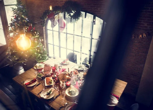 Świąteczny stół na Boże Narodzenie — Zdjęcie stockowe