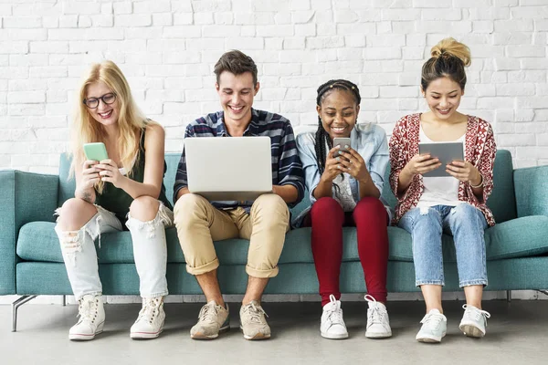 Diversidad Estudiantes usando dispositivos digitales — Foto de Stock