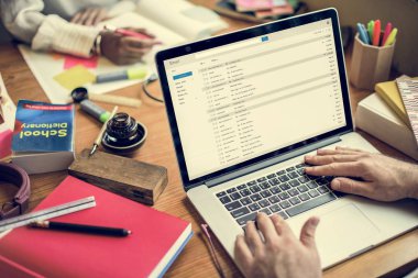 Dizüstü bilgisayar kullanan iş adamı