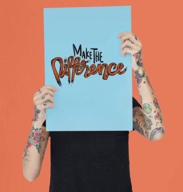 Dövmeler afişini tutan kadın