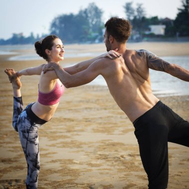 Çift germe egzersiz yaparak 