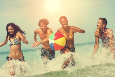 Kumsalda topla oynamayı insanlar